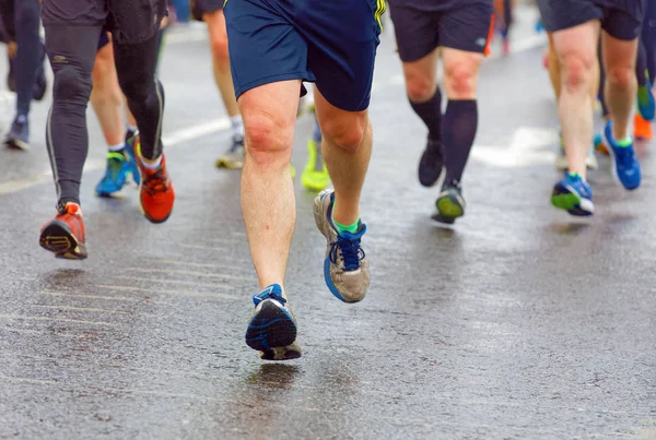 Detailní barevné běžících nohou a nohou v Bright vitalitu — Stock fotografie