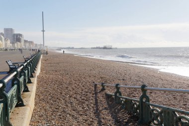 Brighton, Büyük Britanya - 28 Şubat 2017: Brighton ve Hove, arka planda pier tahta. 28 Şubat 2017 Brighton, Büyük Britanya