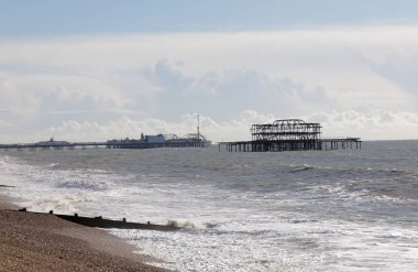 Brighton 'daki batı ve doğu rıhtımı, arka planda bulutlar.