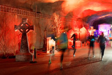 Kırmızı ışık, mezar taşları ve li bakan çalışan kişiler ile tünel