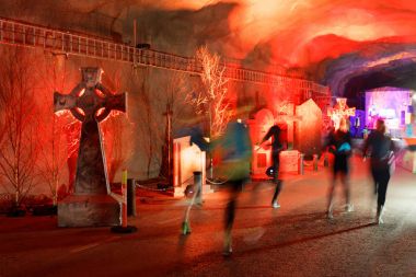 Kırmızı ışık, mezar taşları ve li bakan çalışan kişiler ile tünel