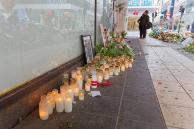 Stockholm, İsveç - 12 Nisan 2017: Çiçekler ve mumlar 07 Nisan 2017 yılında Stockholm terör saldırı kurbanlarına saygı ödeme insanlardan Merkezi Stockholm çok. 13 Nisan 2017 yılında Stockholm, İsveç