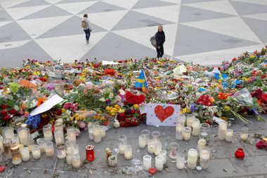 Bir sürü çiçek insanlardan saygı ödeme Merkezi Stockholm 