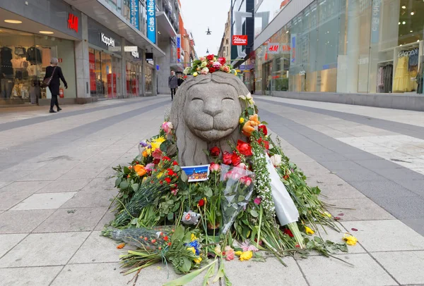 Beton aslan peopl üzerinden Merkezi Stockholm çiçekler çok — Stok fotoğraf