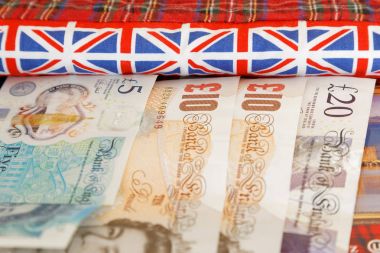 Lirası banknotlar İngiltere ve İngiliz bayraklı bir kitap