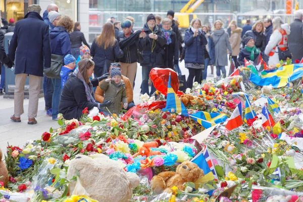 Bir sürü çiçek insanlardan saygı ödeme Merkezi Stockholm — Stok fotoğraf