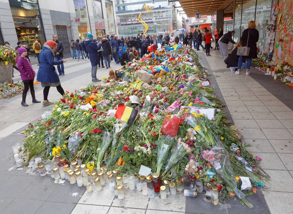 Bir sürü çiçek insanlardan saygı ödeme Merkezi Stockholm — Stok fotoğraf