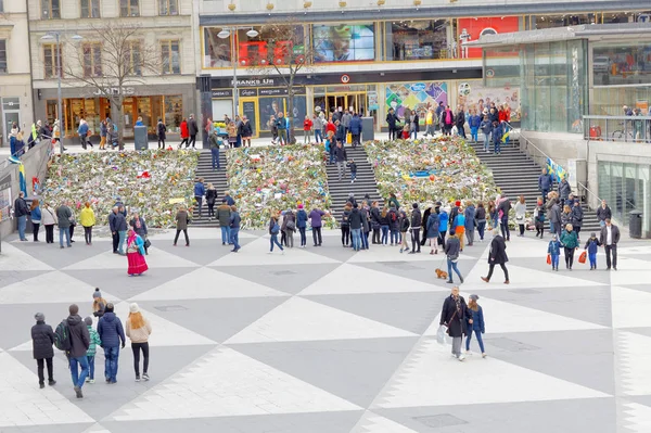 Viele Blumen in der Stockholmer Innenstadt von Menschen, die Respekt zollen — Stockfoto