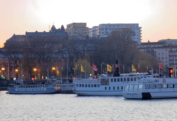 Stockholm, İsveç - 30 Nisan 2017: Akşam Stockholm 'deki rıhtımda buharlı gemiler, arka planda binalar, 30 Nisan 2017 Stockholm, İsveç