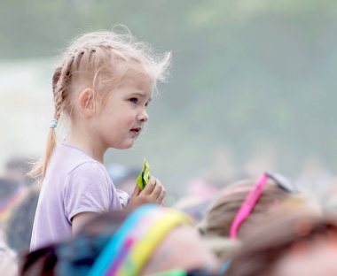 Onun babaları omuzlarında oturan genç kız