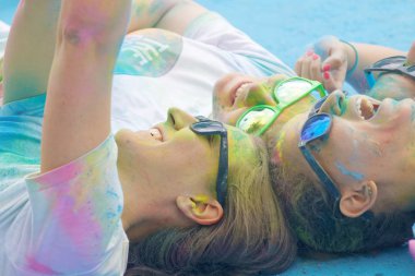 Dört genç ve gözlük gülümseyen toz renk döşeme ile kaplı