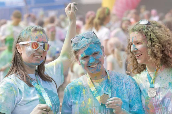 Tres niñas adolescentes sonrientes cubiertas con polvo de color verde — Foto de Stock