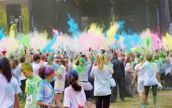 Color estalló en el escenario y un montón de adolescentes cubiertos con colo — Foto de Stock