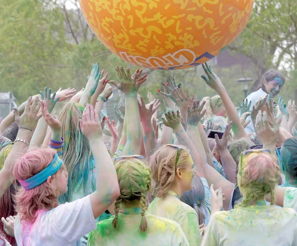 Para nastolatków szczęśliwy pokryta kurzem kolor kolorowy i la — Zdjęcie stockowe