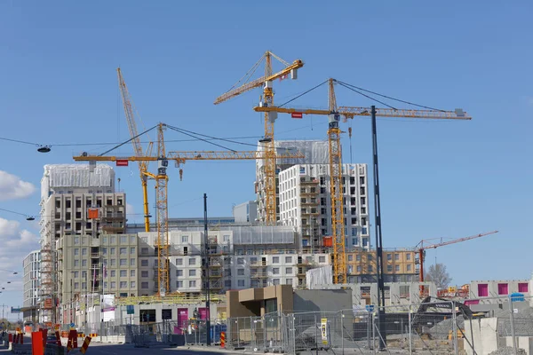 Cranes building building houses in the new district New Hagastad — Stock Photo, Image