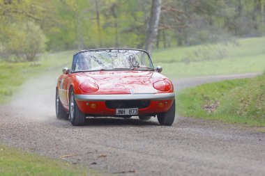 Stockholm, İsveç - 22 Mayıs 2017: 1966 sürüş ormanlarında Gardesloppet genel yarış bir ülkede yol Djurgarden, Stockholm, İsveç üzerinden Kırmızı Lotus Elan klasik araba. 22 Mayıs 2017