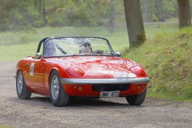 Stockholm, İsveç - 22 Mayıs 2017: 1966 sürüş ormanlarında Gardesloppet genel yarış bir ülkede yol Djurgarden, Stockholm, İsveç üzerinden Kırmızı Lotus Elan klasik araba. 22 Mayıs 2017