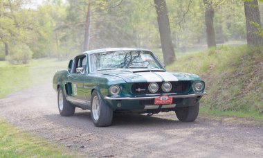 Stockholm, İsveç - 22 Mayıs 2017: 1967 sürüş ormanlarında Gardesloppet genel yarış bir ülkede yol Djurgarden, Stockholm, İsveç üzerinden yeşil Shelby Gt-350 klasik araba. 22 Mayıs 2017