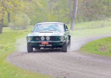 Stockholm, İsveç - 22 Mayıs 2017: 1967 sürüş ormanlarında Gardesloppet genel yarış bir ülkede yol Djurgarden, Stockholm, İsveç üzerinden yeşil Shelby Gt-350 klasik araba. 22 Mayıs 2017