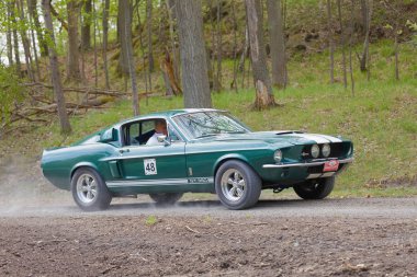 Stockholm, İsveç - 22 Mayıs 2017: 1967 sürüş ormanlarında Gardesloppet genel yarış bir ülkede yol Djurgarden, Stockholm, İsveç üzerinden yeşil Shelby Gt-350 klasik araba. 22 Mayıs 2017