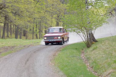 Stockholm, İsveç - 22 Mayıs 2017: 1968 sürüş ormanlarında Gardesloppet genel yarış bir ülkede yol Djurgarden, Stockholm, İsveç üzerinden kırmızı Moskovitch klasik araba. 22 Mayıs 2017
