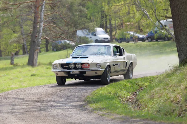 Stockholm, İsveç - 22 Mayıs 2017: 1967 sürüş ormanlarında Gardesloppet genel yarış bir ülkede yol Djurgarden, Stockholm, İsveç üzerinden beyaz Shelby Gt 500 klasik araba. 22 Mayıs 2017