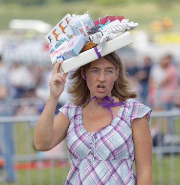 Stockholm, İsveç - 06 Haziran 2017: Gardet 'deki Nationaldags Galoppen' de garip şapkalar giyen insanlar. 6 Haziran 2017 Stockholm, İsveç