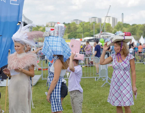 Stockholm, İsveç - 06 Haziran 2017: Gardet 'deki Nationaldags Galoppen' de garip şapkalar giyen insanlar. 6 Haziran 2017 Stockholm, İsveç
