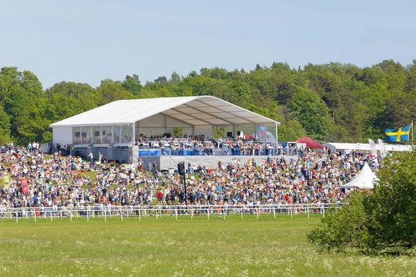 El hipódromo de la carrera de caballos galopante, audiencia en el fondo — Foto de Stock