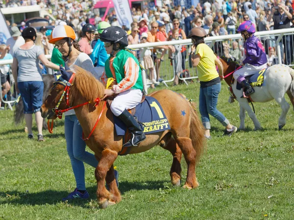 Stockholm Suécia Junho 2017 Jovens Jóqueis Aquecendo Cavalos Corrida Galope — Fotografia de Stock
