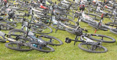 Çok sayıda TH başlamadan çim döşeme mountainbikes