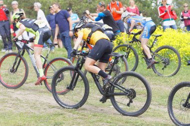 Stockholm, İsveç - 11 Haziran 2017: Lida Dağ bisiklet yarışında dik bir tepede çırpınan kadın bisikletçilerin yan görüntüsü. 11 Haziran 2017 Stockholm, İsveç