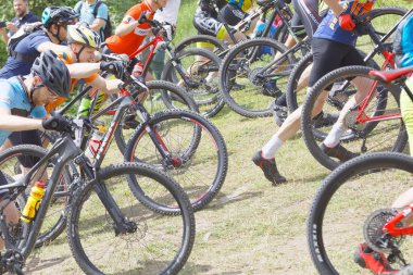 Stockholm, İsveç - 11 Haziran 2017: grup döngüsü yokuş yukarı Lida döngü dağ bisikleti yarışı lider erkek dağ bisikleti bisikletçiler mücadele. 11 Haziran 2017 yılında Stockholm, İsveç