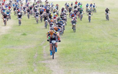 Stockholm, İsveç - 11 Haziran 2017: Çok sayıda Dağ bisiklet bisikletçi Lida döngü dağ bisikleti yarışı, dik bir yokuş yukarı içinde mücadele. 11 Haziran 2017 yılında Stockholm, İsveç