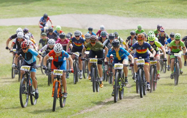 Grande gruppo di lotta ciclisti femminili mountain bike ciclismo fino — Foto Stock