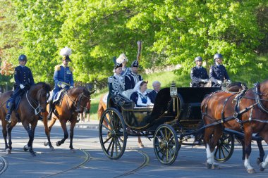 Stockholm, İsveç - 06 Haziran 2017: İsveçli Kraliçe ve Kral Silvia ve Carl Gustaf Bernadotte İsveç Milli Günü'nü kutlamak için yolda Kraliyet çalıştırıcı gelen seyirciler için feragat.