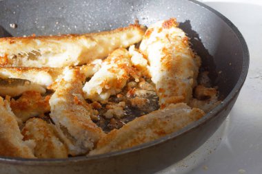 Kızarmış levrek balığı kızartma tavasında