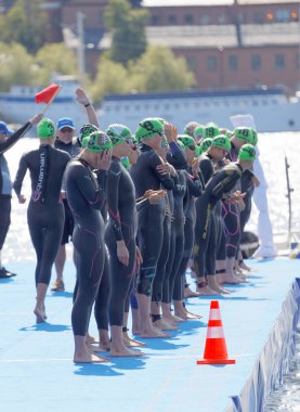 Stockholm - 26 Ağustos 2017: 22 Ağustos 2017 Stokholm, İsveç'te kadınların İTÜ dünya triatlon serisi olay başlangıç sinyali bekleyen kadın Yüzme rakip