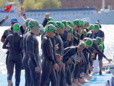 Stockholm - 26 Ağustos 2017: 22 Ağustos 2017 Stokholm, İsveç'te kadınların İTÜ dünya triatlon serisi olay başlangıç sinyali bekleyen kadın Yüzme rakip