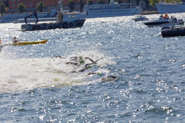 Stockholm - 26 Ağustos 2017: 22 Ağustos 2017 'de İsveç' in Stockholm kentinde düzenlenen Bayanlar Itu Dünya Triatlon Şampiyonası 'nda yüzen kadın yarışmacılar grubu