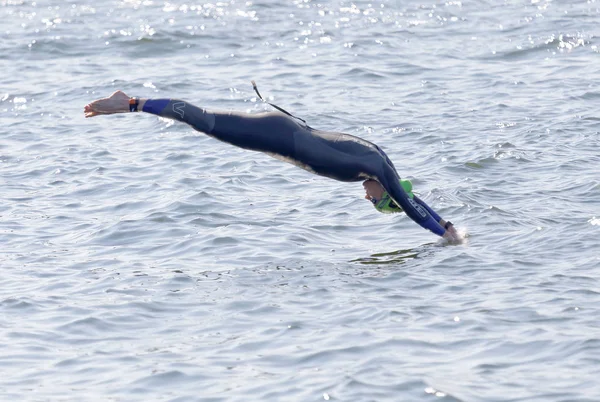 Stockholm Augustus 2017 Zwemster Dragen Zwarte Zwembroek Springen Het Water — Stockfoto