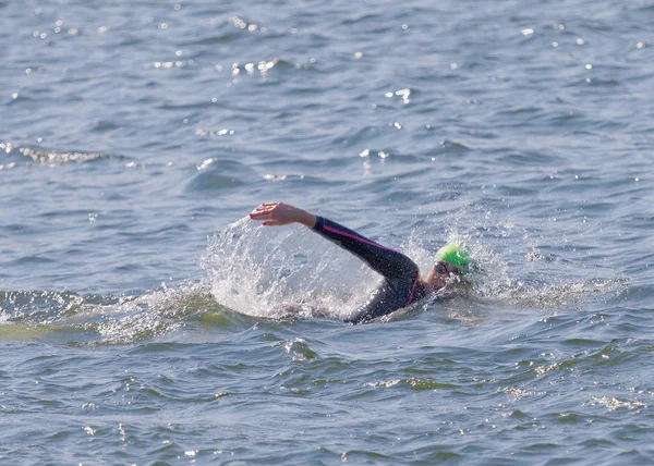 Stockholm Aug 2017 Vrouwelijke Zwemster Streelt Haar Arm Het Water — Stockfoto