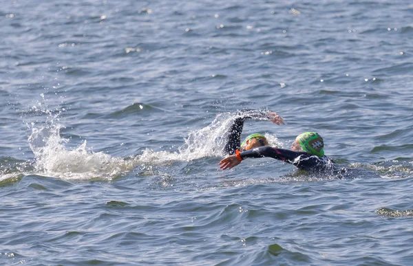 Stockholm - 26 Ağustos 2017: Kadın yüzücü 22 Ağustos 2017 'de İsveç' in Stockholm kentinde düzenlenen Bayanlar Itu Dünya Triatlon Şampiyonası 'nda kolunu suda okşadı