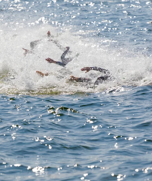 Arme schwimmender Konkurrentinnen kämpfen, Wasser spritzen — Stockfoto