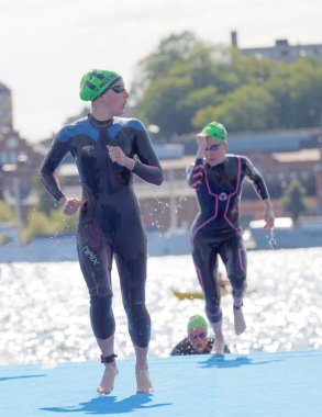 Stockholm - 26 Ağustos 2017: 22 Ağustos 2017 'de İsveç' in Stockholm kentinde düzenlenen Bayanlar Itu Dünya Triatlon Şampiyonası 'nda siyah mayo giyen kadın triatlet grubu