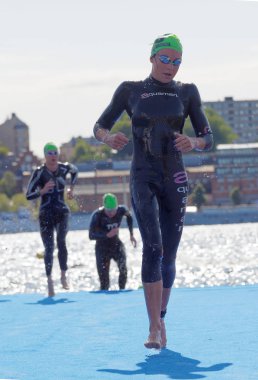 Stockholm - 26 Ağustos 2017: İsveç 'in Stockholm kentinde düzenlenen Kadınlar Itu Dünya Triatlonu etkinliğinde siyah mayo giyen kadın triatlet yüzücüler grubu