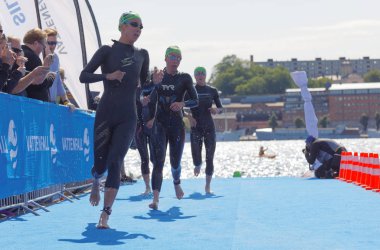 Stockholm - 26 Ağustos 2017: 22 Ağustos 2017 'de İsveç' in Stockholm kentinde düzenlenen Bayanlar Itu Dünya Triatlon Şampiyonası 'nda siyah mayo giyen kadın triatlet grubu