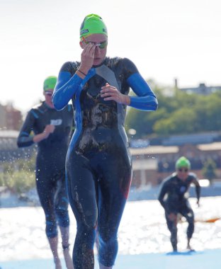 Stockholm - 26 Ağustos 2017: kadar kadınların İTÜ dünya triatlon serisi olay sudan 22 Ağustos 2017 Stokholm, İsveç'te tırmanma siyah mayo giyen kadın triatlet yüzücüler