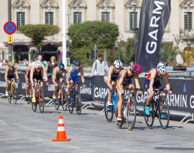 Stockholm - 26 Ağustos 2017: Stockholm, İsveç'te kadınların İTÜ dünya triatlon serisi olay 26 Ağustos 2017 kadın triatlet bisikletçiler gurup