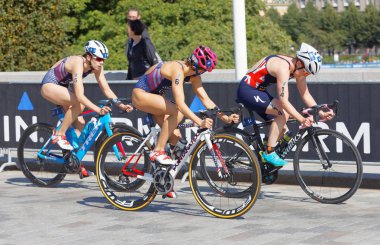 Stockholm - 26 Ağustos 2017: İsveç 'in Stockholm kentinde düzenlenen Bayanlar Itu Dünya Triatlon Yarışması' nda üç kadın bisikletçi Spivey, Stimpson ve Kasper 'in yan görünümü